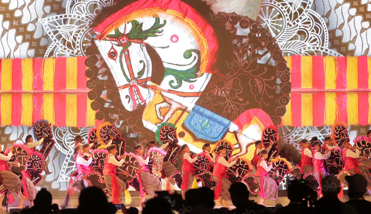 Penari membawakan tarian Kuda Lumping saat penutupan Tafisa Games 2016 di Ancol Beach, Jakarta, Selasa (11/10/2016). (Bola.com/Nicklas Hanoatubun)