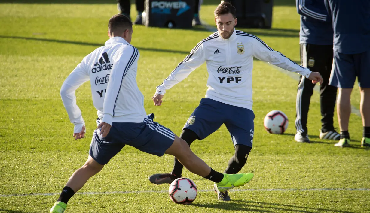 Bek Argentina Nicolas Tagliafico (kanan) berusaha melewati rekannya Aguero saat mengikuti sesi latihan tim jelang bertanding melawan Brasil di Ciudad Deportiva Antonio Asensio di Palma de Mallorca (12/11/2019). (AFP/Jaime Reina)