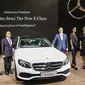 CEO Mercedez Benz Distribution Indonesia dan Director bersama sejumlah model foto bersama saat peluncuran 7 mobil terbaru Mercedes Benz di Gaikindo Indonesia International Auto Show (GIIAS), ICE BSD, Tangsel, Kamis (11/8). (Liputan6.com/Fery Pradolo)