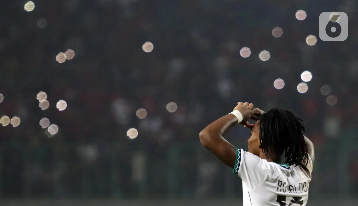 Pemain depan Timnas Indonesia U-19, Ronaldo Kwateh usai laga melawan Vietnam U-19 pada kualifikasi grup A Piala AFF U-19 2022 di Stadion Patriot Candrabhaga, Bekasi, Jawa Barat, Sabtu (2/7/2022). Timnas Indonesia U-19 gagal membungkam Vietnam U-19 setelah bermain imbang 0-0. (Liputan6.com/Helmi Fithriansyah)