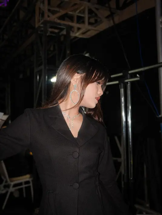 Kali ini, Fuji memamerkan dirinya dibalut blazer hitam, dengan makeup bold, dan beberapa perhiasan penyempurna keseluruhan penampilannya. [Foto: Instagram/fuji_an]