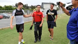 Steven Gerrard (kiri) bersiap mengikuti latihan pertamanya bersama LA Galaxy di Stubhub Center, Los Angeles, Amerika Serikat (7/7/2015). Gerrard akan melakoni debut di laga pra musim kontra America 11 Juli mendatang.  (REUTERS/Gary A. Vasquez-USA TODAY)