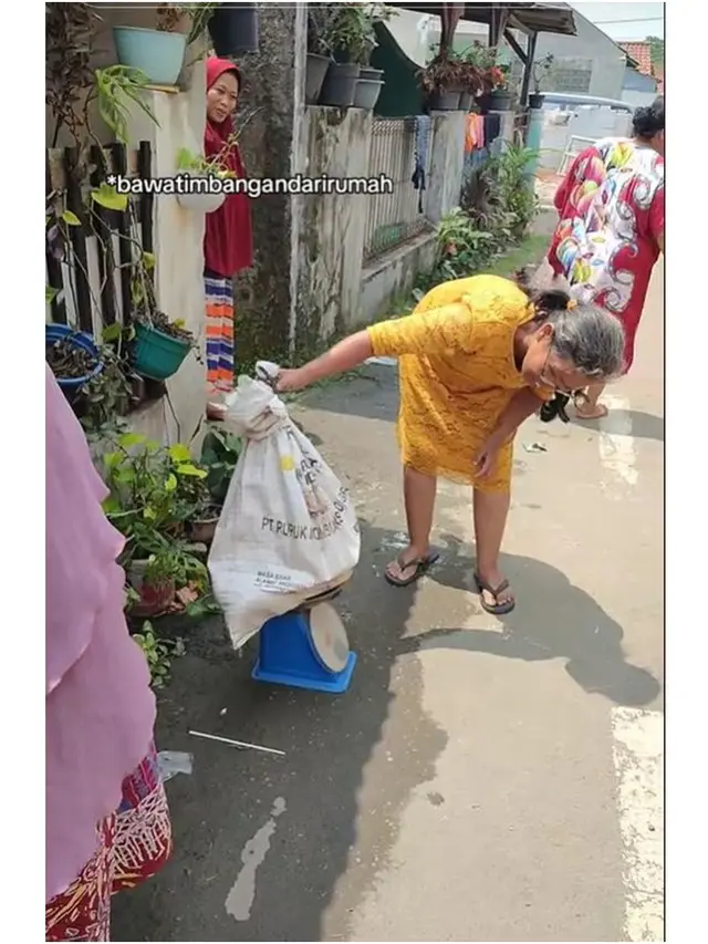 Aksi Lucu Emak-Emak Bawa Timbangan ke Lokasi Evakuasi Ular Piton, Ada Aja Tingkahnya