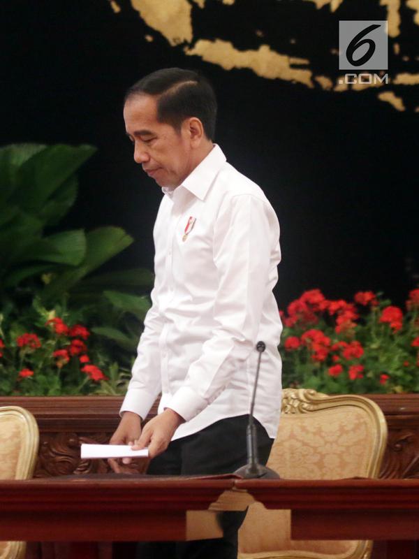 Presiden Joko Widodo usai memberikan keterangan terkait revisi UU KPK di Istana Negara, Jakarta, Jumat (13/9/2019). Jokowi mendukung ijin penyadapan dari dewan pengawas internal KPK serta status pegawai KPK sebagai aparatur sipil negara. (Liputan6.com/HO/Kurniawan)