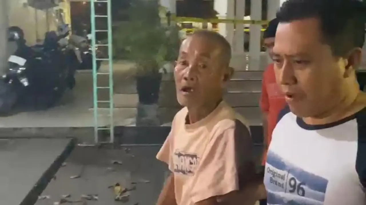 Kakek pelaku pembacokan (kiri) ketika dibawa ke Mapolres Tuban.