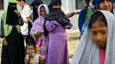 Selama pemeriksaan, penyakit yang umumnya didapati pada pengungsi Rohingya itu seperti penyakit kulit dan lambung. Hal tersebut tidak bisa dipungkiri karena para pengungsi menempati penampungan yang belum layak. (CHAIDEER MAHYUDDIN/AFP)