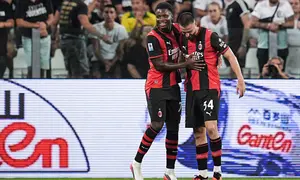 Pemain AC Milan Alphadjo Cisse (kiri) merayakan gol yang dicetaknya ke gawang Juventus dalam pertandingan Serie A di Turin, Italia, Minggu, 7 September 2026. (Marco Alpozzi/LaPresse via AP)