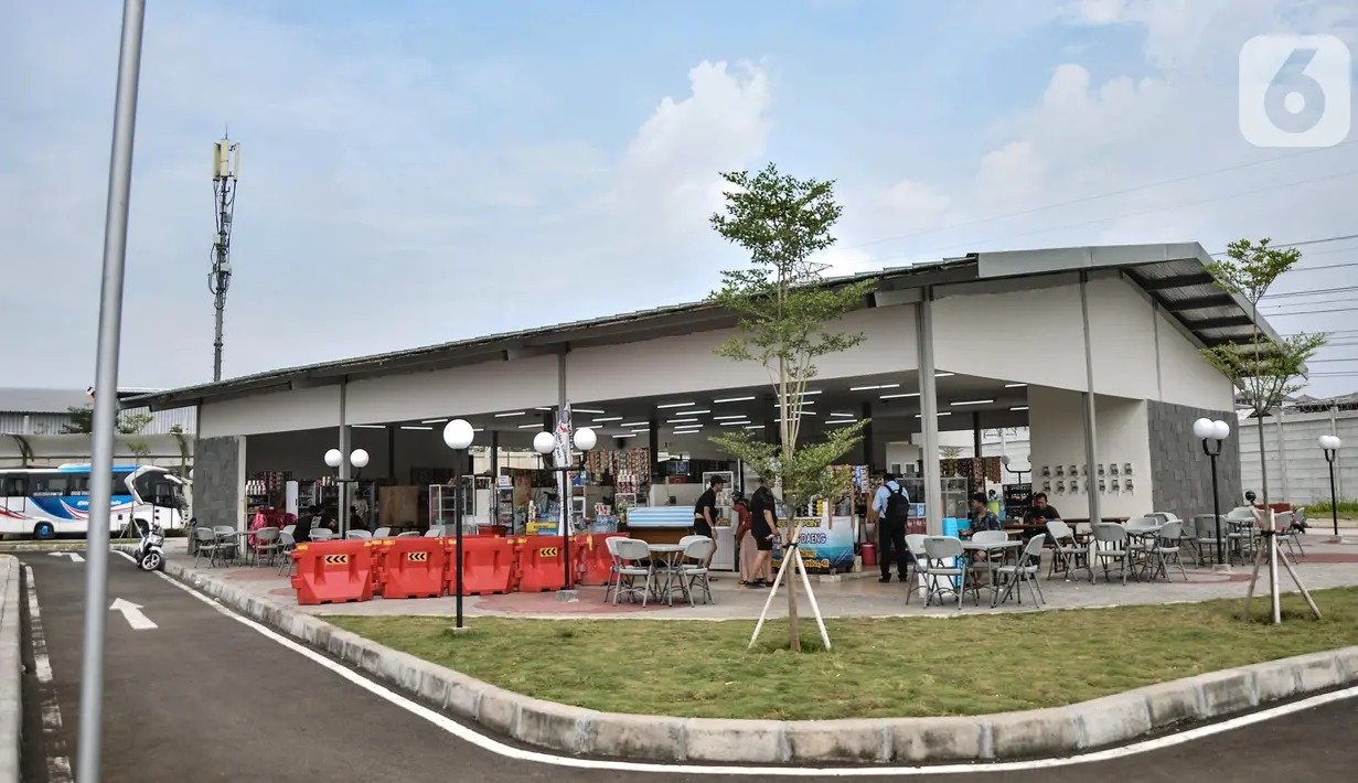 Pengunjung saat berada di lokasi warung makan yang baru di Pelabuhan Kali Adem, Muara Angke, Jakarta Utara, Senin (13/6/2022). Relokasi pedagang sebagai upaya menata kawasan pelabuhan serta menghindari banjir ROB yang kerap terjadi. (merdeka.com/Iqbal S Nugroho)