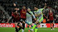 Gelandang Manchester City, Bernardo Silva, mendapatkan adangan dari sejumlah pemain Bournemouth pada lanjutan Liga Inggris 2025/2026 di Vitality Stadium, Rabu (20/5/2026) malam WIB. (Glyn KIRK / AFP)