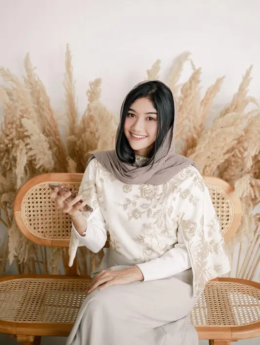 Perempuan yang dikabarkan jalin hubungan berpacaran dengan Kaesang Pangarep ini terlihat menawan dengan memakai kerudung. Outfit putih yang dikenakan Erina Gudono bisa sangat pas dipadu padankan dengan warna abu dari celana rok dan kerudung. (Liputan6.com/IG/@erinagudono)