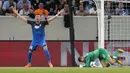 Protes pemain Hoffenheim, Sandro Wagner (kiri) saat gagal menjebol gawang Liverpool yang dikawal Simon Mignolet pada kualifikasi Liga Champions di Rhein-Neckar-Arena, Sinsheim, (15/8/2017). Liverpool menang 2-1.  (AP/Michael Probst)