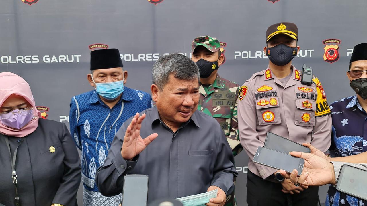 Bupat Garut Rudy Gunawan bakal mengintruksikan TNI-Polri dan Satpol PP menindak tegas warga yang sengaja menggunakan knalpot bising saat pelaksaan sahur on the road.