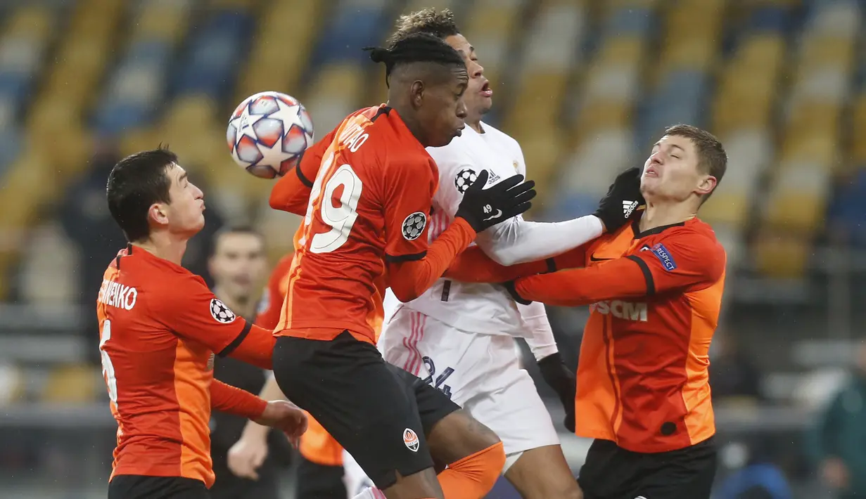 Pemain Shakhtar Donetsk, Manor Solomon dan Valeriy Bondar berebut bola dengan penyerang Real Madrid, Mariano Diaz pada matchday kelima Grup B Liga Champions di NSK Olimpiyskiy, Kiev, Rabu (2/12/2020) dini hari WIB. Real Madrid tumbang 0-2 di markas Shakhtar Donetsk.  (AP Photo/Efrem Lukatsky)
