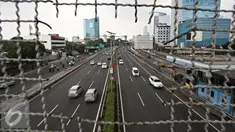 Kendaraan melintasi jalan protokol di kawasan Mampang, Jakarta, Kamis (5/5). Libur panjang libur nasional dan cuti bersama 5 sampai 8 Mei membuat sejumlah ruas di Jakarta terpantau lengang. (Liputan6.com/Immanuel Antonius)