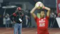 Pelatih Persis Solo, Freddy Muli, saat pertandingan melawan Martapura FC pada laga Liga 2 Indonesia di Stadion Patriot, Bekasi, Kamis, (9/11/2017). Martapura FC menang 1-0 atas Persis Solo. (Bola.com/M Iqbal Ichsan)