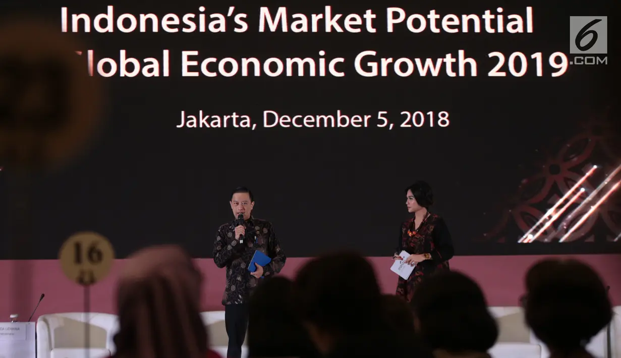 Kepala BKPM Thomas T Lembong (kiri) saat membuka Market Outlook 2019 di Jakarta, Rabu (5/12). Market Outlook 2019 juga memberikan proyeksi pasar keuangan domestik kepada nasabah. (Liputan6.com/Angga Yuniar)