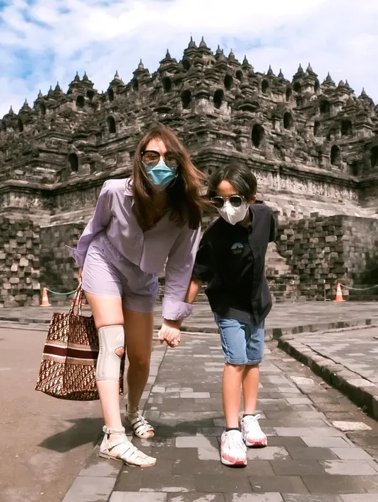 Kala itu, ia berdua dengan Noah menghadapi Ashraf dengan kondisi seperti itu. BCL pun sudah memiliki firasat kalau Ashraf sudah meninggal dunia, namun Noah tetap berharap sang ayah masih bisa bertahan. (Instagram/bclsinclair)