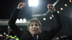  Pelatih Chelsea, Antonio Conte melakukan selebrasi usai pertandingan melawan West Bromwich Albion pada lanjutan Liga Inggris di Hawthorns, Inggris, (12/5). Chelsea menang atas West Bromwich Albion dengan skor 1-0. (AP Photo / Rui Vieira)