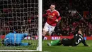 Wayne Rooney saat mencetak gol ketiga Manchester United ke gawang Stoke City dalam lanjutan Liga Inggris di Stadion Old Trafford, Manchester, Rabu (3/2/2016) dini hari WIB. (AFP/Paul Ellis)
