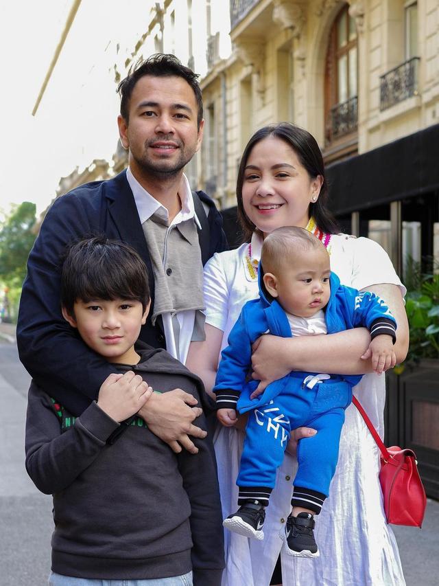 Raffi Ahmad yang tengah mendapat project di luar negeri, langsung memboyong keluarganya ikut ke Paris. Saat di pesawat, Rayyanza sempat mengalami sakit hingga muntah. (Foto: Instagram/@raffinagita1717)