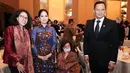 Setelah menjadi ibu menteri, Annisa Pohan tampil dengan batik model dress yang dibuat lebih modern. Dress tersebut memiliki aksen kerah batik dan pundak hingga lengan warna biru. [@annisayudhoyono]