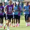 Para pemain Tiimnas Inggris berlari saat latihan untuk turnamen sepak bola Piala Dunia di Kansas City, Missouri, Sabtu, 13 Juni 2026. (AP Photo/Charlie Riedel)