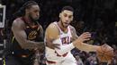 Pemain Chicago Bulls, Denzel Valentine (kanan) mencoba keluar dari tekanan pemain Cleveland Cavaliers, Jae Crowder (kiri) pada laga NBA basketball game di Quicken Loans Arena, Cleveland, (21/12/2017). Cleveland menang 115-112.  (AP/Tony Dejak)
