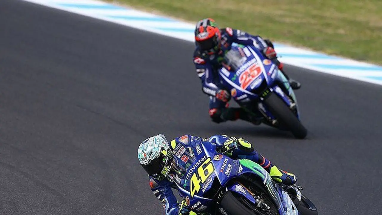 Valentino Rossi (depan) dan Maverick Vinales.
