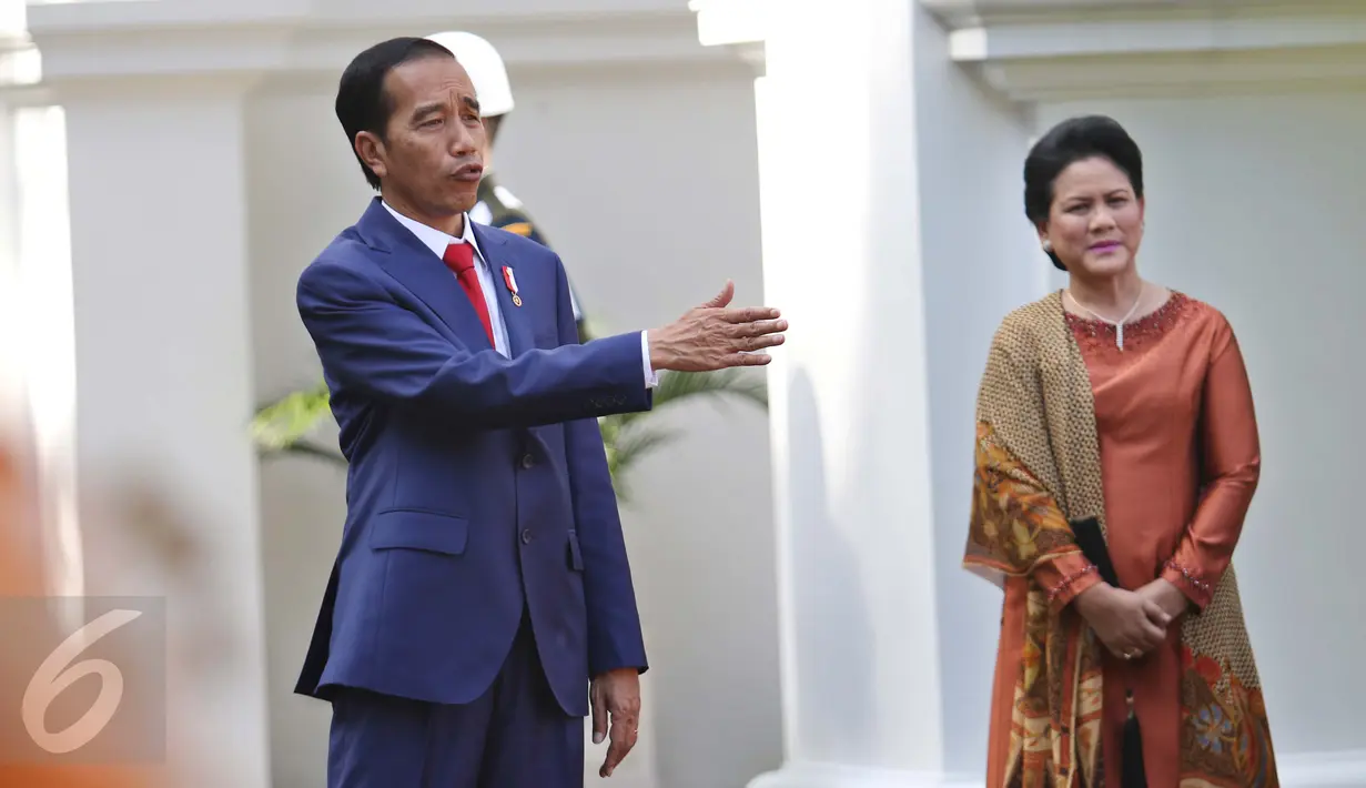 Presiden Jokowi saat menunggu kedatangan Presiden Republik Afrika Selatan Jacob Zuma di Istana Merdeka Jakarta, Rabu (8/3). Presiden Afrika Selatan bersama istri tiba di Istana Merdeka sekitar pukul 15.00 WIB. (Liputan6.com/Angga Yuniar)