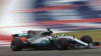 Pebalap Formula Satu (F1) asal Inggris, Lewi Hamilton berada di lintasan saat sesi latihan bebas jelang GP Amerika Serikat, Jumat (20/10/2017). Hamilton konsisten menjadi yang tercepat pada latihan bebas kedua. (AFP/Clive Mason)