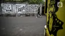 Pejalan kaki melintas di depan mural di kawasan Jakarta Pusat. Selasa (24/8/2021). Menjamurnya mural dan grafiti penuh muatan kritikan merupakan suara para seniman untuk berekspresi di tengah pandemi. (Liputan6.com/Johan Tallo)