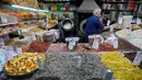 Pedagang memajang kacang-kacangan dagangannya saat berjualan di sebuah pasar di Ibu Kota Damaskus, Suriah, Minggu (19/5/2019). Perang sipil yang berlangsung selama delapan tahun terakhir membuat warga Suriah harus berhemat saat Ramadan. (Louai Beshara/AFP)
