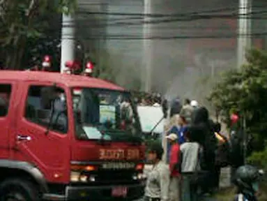 Citizen6, Yogyakarta: Telah terjadi kebakaran pada, Jumat (17/06), yang menimpa toko buku Gramedia di jalan Sudirman, Yogyakarta. Sampai saat ini belum diketahui penyebab kebakaran tersebut. (Pengirim: Murti Sosronegoro) 