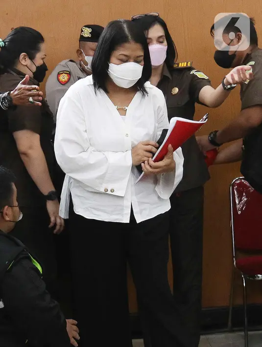 Putri Candrawathi menghadiri sidang perdana yang beragendakan pembacaan dakwaan terkait pembunuhan Brigadir Yosua Hutabarat atau Brigadir J di Pengadilan Negeri Jakarta Selatan, Senin (17/10/2022). Liputan6.com/Herman Zakharia