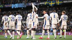 Pemain Chelsea, Nicolas Jackson melakukan selebrasi bersama rekan-rekannya setelah mencetak gol ke gawang Djurgardens dalam laga leg 1 semifinal Conference League 2024/2025 di 3Arena, Stockholm, Swedia, Kamis (01/05/2025) waktu setempat. (AFP/Jonathan Nackstrand)