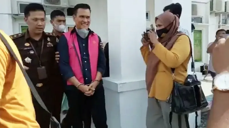 Kepala Dinas ESDM Riau Indra Lukman Agus saat ditahan Kejari Kuansing dalam kasus korupsi Bimtek dan Pembinaan Pertambangan.