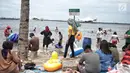 Sejumlah pengunjung bermain air di Beach Pool Ancol, Jakarta, Selasa (25/12). Pasangnya air laut dan cuaca buruk mengakibatkan pantai Ancol sepi pengunjung saat libur Natal 2018. (Liputan6.com/Faizal Fanani)