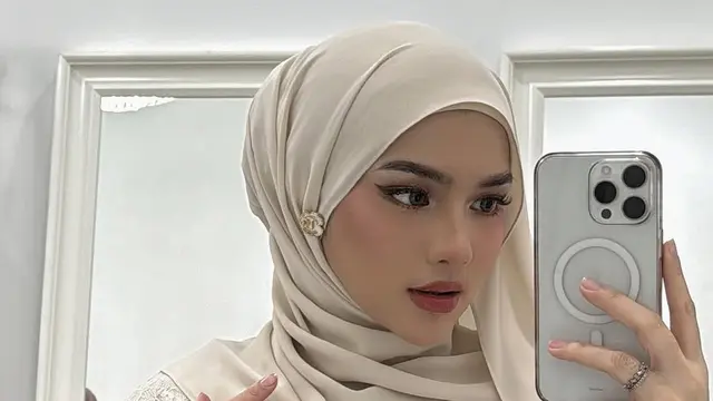 Potret Cantik Davina Karamoy di Malaysia. (instagram/davinaakaramoy)