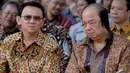 Gubernur DKI Jakarta Basuki Tjahaja Purnama bersama pendiri yayasan Tahir Foundation, Dato Sri Tahir saat acara serah terima 5 unit bus tingkat gratis, Rabu (10/12/2014). (Liputan6.com/Faizal Fanani)
