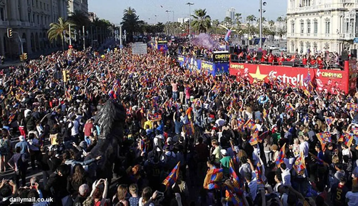 Supporter Barcelona memenuhi seluruh jalan Ibu Kota Spanyol saat merayakan keberhasilan tim kesayanganya.