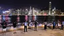 Demonstran prodemokrasi membentuk rantai manusia di tepi pantai Tsim Sha Tsui, Hong Kong, Jumat (23/8/2019). Jalur rantai anusia itu membentang terpisah dari Pulau Hong Kong, Semenanjung Kowloon, dan wilayah New Territories dekat perbatasan China daratan. (AP Photo/Vincent Yu)