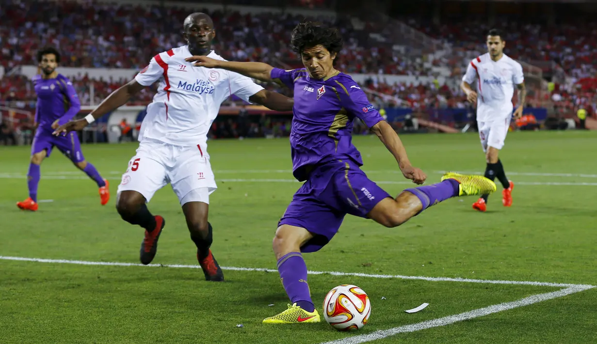 Gelandang Fiorentina, Matias Fernandez (kanan) berusaha mengumpan bola dari kejaran gelandang Stephane Mbia pada leg pertama semifinal Europa League di Stadion Ramon Sanchez, Kamis (7/5/2015). Sevilla menang 3-0 atas Fiorentina. (REUTERS/Marcelo del Pozo)