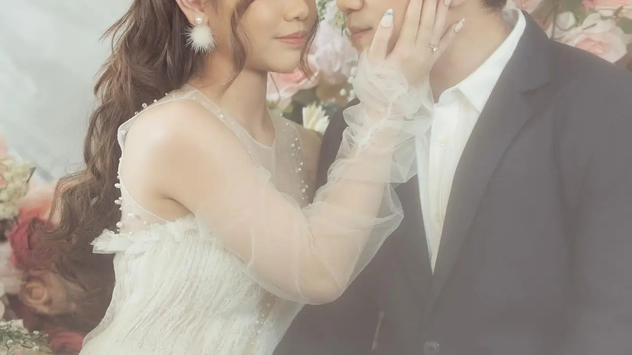 Gaya pemotretan Jordi Onsu dan Frislly Herlind yang makin mesra. (Sumber: Instagram/fdphotography90)