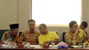Peserta rapat berbincang saat rapat koordinasi bersama Komisioner KPU DKI Jakarta di Jakarta, Rabu (24/8). Rapat membahas tata cara pendaftaran calon Gubernur dan Wakilnya dari partai politik. (Liputan6.com/Helmi Fithriansyah)