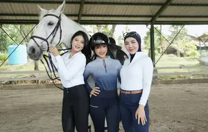 Potret Fuji Belajar Berkuda Bareng Hanum Mega & Bella Shofie