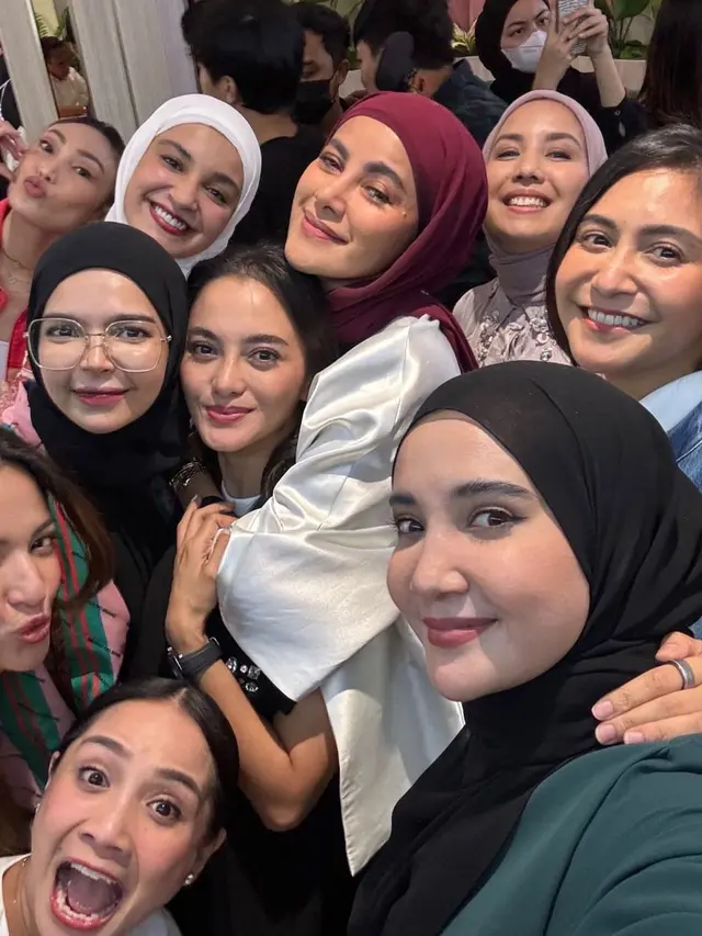 Momen Nagita dan Zaskia bersama teman-teman selebriti (Instagram/@zaskiasungkar15)