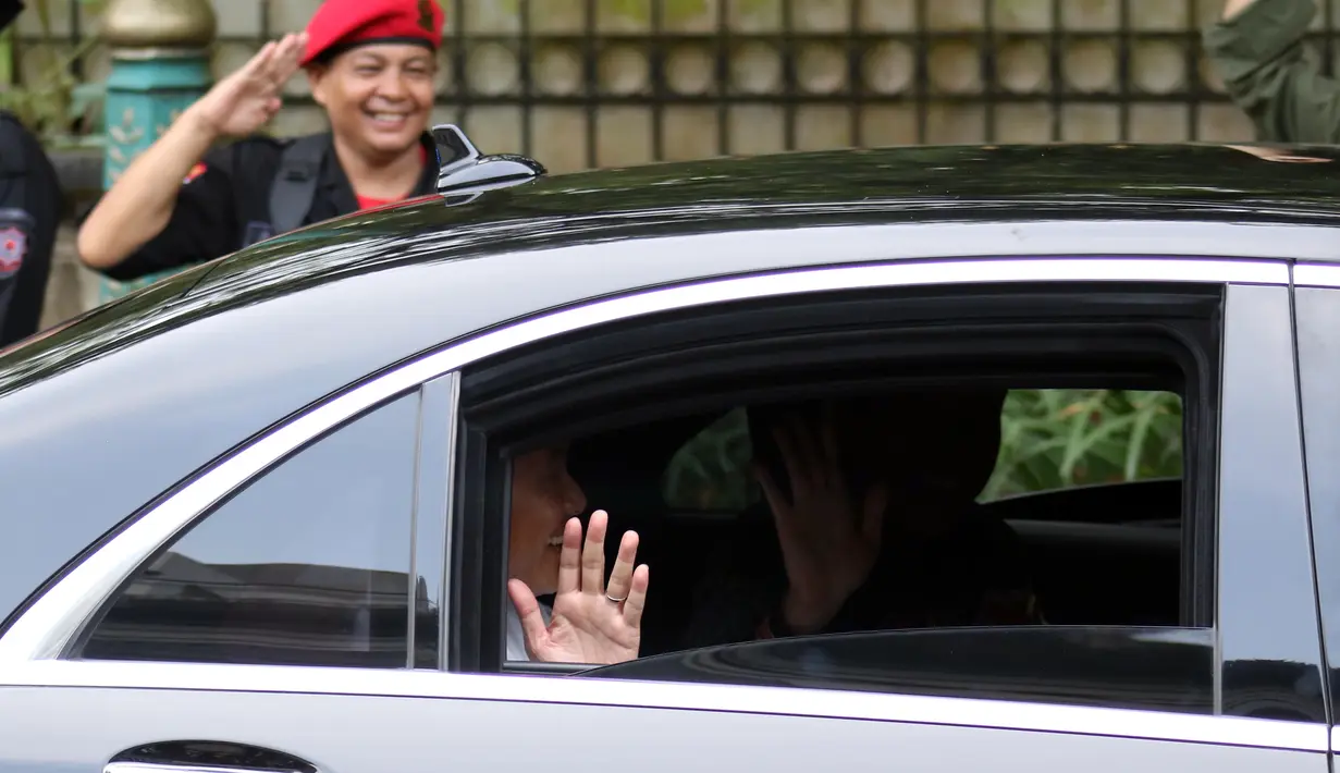 Bakal Calon Presiden, Ganjar Pranowo melambaikan tangan saat meninggalkan Istana Batu Tulis, Kota Bogor, Jawa Barat, Jumat (21/4/2023). (Liputan6.com/Helmi Fithriansyah)