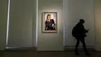 Pengunjung berjalan melewati lukisan berjudul Portrait de Dora Maar karya Pablo Picasso dalam pameran 'Guernica' di Museum Picasso, Paris, Prancis, Jumat (23/3). Pameran ini memperingati 80 tahun karya Pablo Picasso. (AP Photo/Christophe Ena)