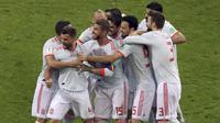 Para pemain Spanyol merayakan gol yang dicetak Nacho ke gawang Portugal pada laga Grup B Piala Dunia di Stadion Fisht, Sochi, Jumat (15/6/2018). Kedua negara bermain imbang 3-3. (AP/Thanassis Stavrakis)