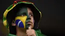 Suporter Brasil menatap hampa menyaksikan kekalahan tim Selecao dari Belanda 0-3 di laga perebutan tempat ketiga di Stadion Nasional Brasilia, (13/7/2014). (AFP PHOTO/Fabrice Coffrini)